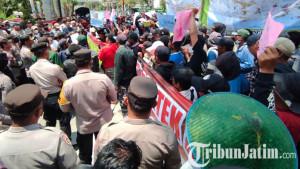 Ribuan-petani-menggelar-demonstrasi-di-depan-Kantor-Perhutani-Blitar-Jalan-Sudanco-Supriyadi.jpg