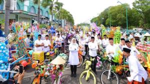 Ribuan-telur-tradisi-Endog-Endogan-dikirab-keliling-kota-dalam-Muludan-Bumi-Blambangan.jpg
