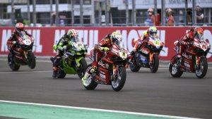 Rider-World-Superbike-Alvaro-Bautista-tengah-kecepatan-saat-Superpole-Race-WSBK-Mandalika.jpg