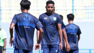 Roberto-Rigyaldo-resmi-berseragam-Gresik-United-untuk-arungi-Liga-3-20252026.jpg