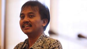 Roy-Suryo-Anggap-KPU-Bawa-Indonesia-ke-Alam-Kegelapan-Imbas-Rahasiakan-Ijazah-Capres-Konyol-Banget.jpg