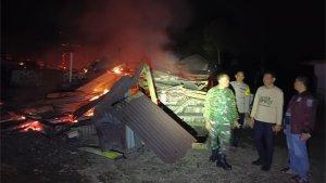 Rumah-Astan-PTPN-Kecamatan-Ijen-yang-diduga-dibakar-oleh-warga.jpg