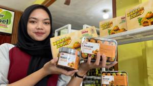 Rumah-Kue-Obby-membuat-kue-nastar-jeruk-dengan-bahan-utama-jeruk-lokal.jpg