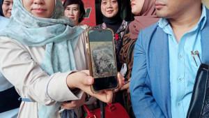 SAJADAH-DIBAKAR-Istri-Yai-Mim-Rosida-Vignesvari-saat-menunjukkan-foto-dokumentasi-kondisi-sajadah.jpg