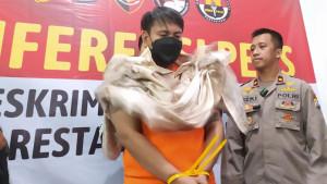Saat-Aziz-eks-pegawai-SPBU-yang-bobol-brankas-diinterogasi-Kapolsek-Tegalsari.jpg