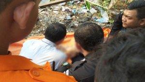 Saat-DR-memeluk-jenazah-anaknya-di-pinggir-sungai.jpg