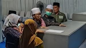 Saat-M-Soleh-meratapi-jenazah-sang-anak-Achmad-Haikal-Fadil-Alfatih-santri-ponpes-Al-Khoziny.jpg
