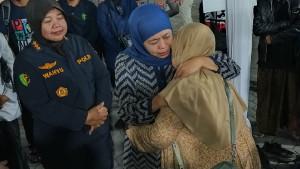 Saat-Suaibah-Syarani-46-dipeluk-Gubernur-Jatim-Khofifah-Indar-Parawansa.jpg