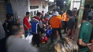 Saat-Tim-Medis-BPBD-Surabaya-memberikan-penanganan-medis.jpg