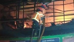 Saat-petugas-DPKP-Kota-Surabaya-berjibaku-memadamkan-api-di-Jalan-Bratang-Gede.jpg