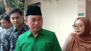 Sahara-kanan-didampingi-kuasa-hukumnya-Moh-Zakki-memakai-baju-hijau-ketika-memberikan.jpg