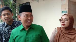 Sahara-kanan-didampingi-kuasa-hukumnya-Moh-Zakki-memakai-baju-hijau.jpg
