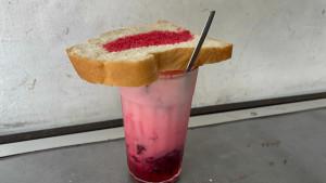 Sajian-minuman-Es-Santan-68-di-Jalan-Sempu-Kota-Malang-Minggu-2192025.jpg
