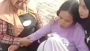 Salah-satu-pekerja-pabrik-rokok-Bojonegoro-yang-kesurupan-Selasa.jpg