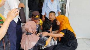 Salah-satu-pekerja-pabrik-rokok-di-Bojonegoro-yang-kesurupan.jpg