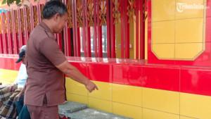 Salah-seorang-warga-saat-menunjukkan-bangku-yang-berada-di-trotoar-depan-Klenteng-Eng-An-Kiong.jpg