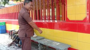 Salah-seorang-warga-saat-menunjukkan-bangku-yang-berada.jpg