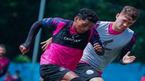 Salim-Akbar-Tuharea-dan-Odivan-Koerich-saat-adu-sprint-dalam-sesi-latihan-tim-Arema-FC.jpg