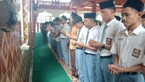 Santri-Pondok-Pesantren-Darul-Ulum-PPDU-salat-ghaib-untuk-santri-al-khoziny.jpg