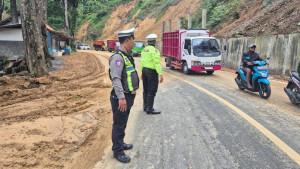 Satlantas-Polres-Lumajang-berjaga-mengatur-arus-lalu-lintas-di-Jalan-Raya-Piket-Nol-lumajang.jpg