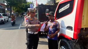 Satlantas-Polres-Ponorogo-bagikan-bendera-merah-putih-ke-warga.jpg