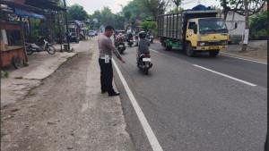 Satlantas-Polres-Ponorogo-saat-melakukan-olah-tkp-di-Jalan-umum-jurusan-Ponorogo.jpg