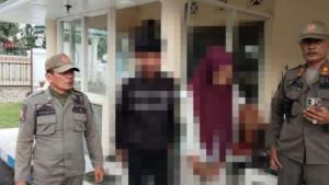 Satpol-PP-Kabupaten-Jombang-saat-mengamankan-dua-sejoli-ke-kantor-Satpol-PP-Jombang.jpg