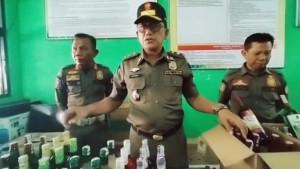Satpol-PP-Nganjuk-menunjukkan-ratusan-botol-miras-ilustrasi-miras.jpg