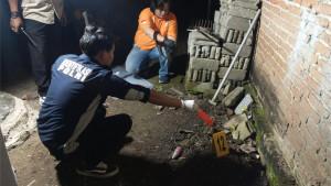 Satreskrim-Polres-Tulungagung-melakukan-olah-TKP-di-atas-gundukan.jpg