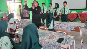 Satresnarkoba-Polres-Kediri-mengajak-ratusan-pelajar-SMAN-1-Ngadiluwih-Kediri-menjauhinarkoba.jpg