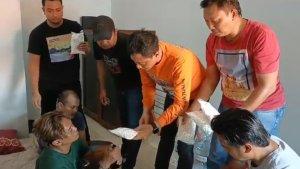 Satresnarkoba-Polres-Tuban-saat-menggerebek-kamar-kos-mengamankan-dua-pengedar-karnopen.jpg