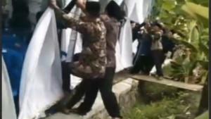 Screnshot-video-viral-warga-Dusun-Walikukun-Desa-Bangunrejo-Kecamatan-Sukorejo.jpg