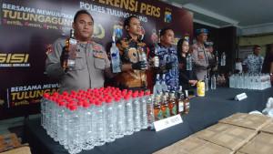 Sebagian-barang-bukti-minuman-keras-dari-total-2641-botol-yang-disita-hasil-operasi-gabungan.jpg