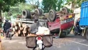 Sebuah-truk-mengangkut-kayu-ke-badan-jalan-Bondowoso.jpg