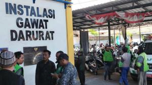 Sejumlah-driber-ojek-online-datang-dari-Surabaya-untuk-menjenguk-korban-begal-di-RSUD-Sampang.jpg