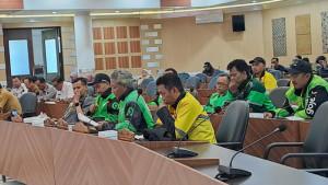 Sejumlah-driver-ojek-online-yang-tergabung-dalam-Koalisi-Komunitas-Ojek-Online-Tuban.jpg