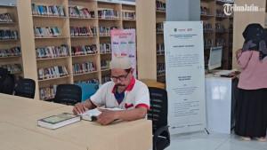 Sejumlah-pengunjung-mengakses-bahan-pustaka-di-Perpustakaan-Kabupaten-Trenggalek.jpg