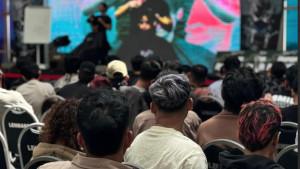 Sejumlah-pria-tengah-mengikuti-materi-styling-rambut-dalam-event.jpg