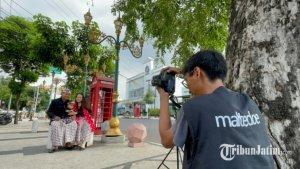 Sejumlah-warga-saat-berfoto-di-kawasan-Kayutangan-Heritgae-mengenakan-baju-adat.jpg