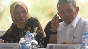 Sekretaris-KPU-Jatim-Nanik-Karsini-kiri-bersama-Komisioner-KPU-Jatim.jpg