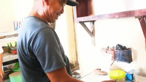 Senawi-saat-mengaduk-kopi-murah-meriah-di-warung-sederhana-miliknya.jpg