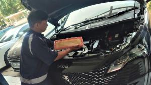 Seorang-mekanik-Astra-Peugeot-Surabaya-memeriksa-dan-mengganti-filter-udara.jpg