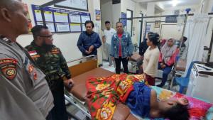 Seorang-pendaki-yang-sedang-mendapatkan-perawatan-setelah-ditemulan-lemas.jpg