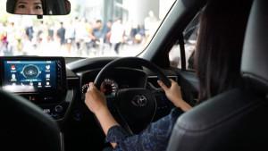 Seorang-pengemudi-tetap-fokus-dan-waspada-saat-melintasi-jalan.jpg