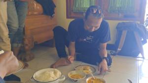 Seorang-pengunjung-menikmati-seporsi-becek-mentok-dengan-nasi-hangat.jpg