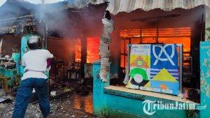 Seorang-warga-membantu-memadamkan-kebakaran-rumah-di-Jalan-Bogen-Gang-III-No7.jpg