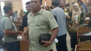 Seorang-warga-memperlihatkan-foto-anggota-DPRD-Tuban-yang-tengah-viral-di-media-sosial.jpg