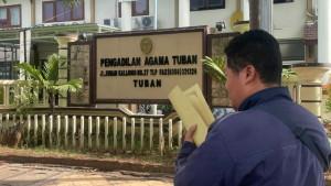 Seorang-warga-mengurus-berkas-di-depan-Pengadilan-Agama-PA-Tuban.jpg
