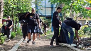 Seribu-orang-lebih-melakukan-bersih-bersih-di-seputaran-Bundaran-Taman-Sidoarjo.jpg