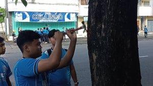 Siswa-SMAK-St-Thomas-Aquino-Tulungagung-mencabut-paku.jpg